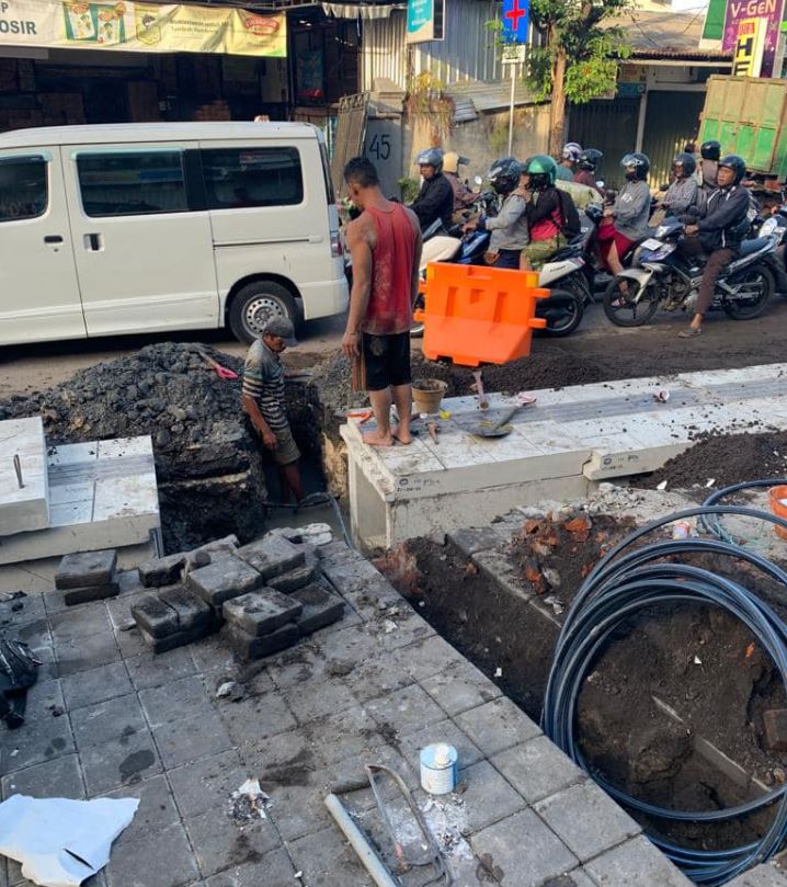 Pipa Servis ¾ inchi Bocor akibat kena Proyek Drainase milik Dinas PUPR Kota Denpasar 