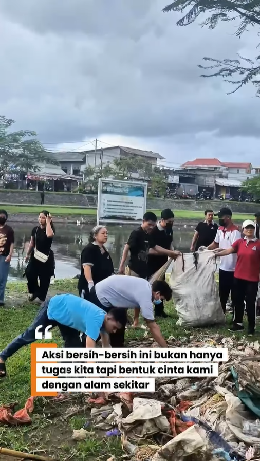 Pelaksanaan Gotong Royong bersih-bersih Pasca banjir bandang di area Sungai Taman Pancing Utara Pura Grya Tanah Kilap